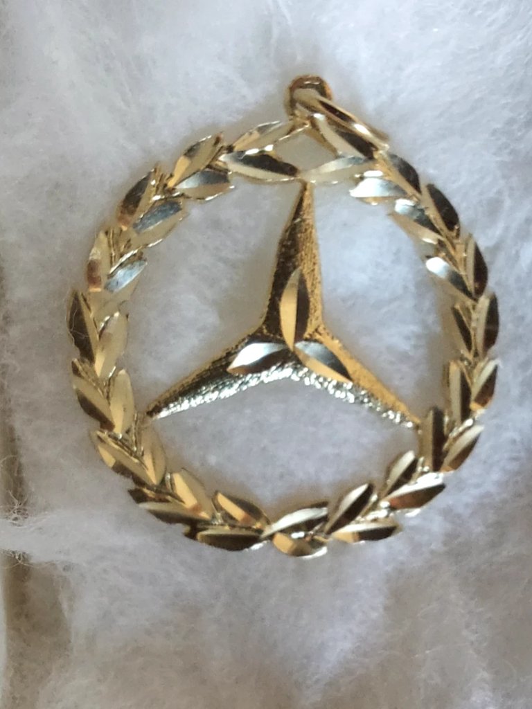 14kt Yellow Gold Mercedes 34 Inch Wreath Pendant Womens
